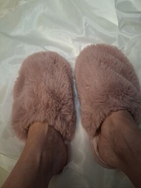 Women's Worn Plush Fuzzy  Slip-On Slippers - Blush Pink